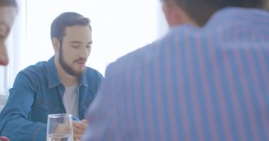 Dört genç ofis çok ırklı meslektaşı parlak gün düşünceli işi tartışıyorlar.