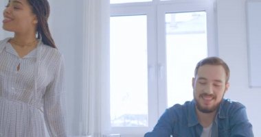 Konferans dört meslektaşı ofis tartışması iş planı yakın plan kızı rasta gülüşü sunumuyla