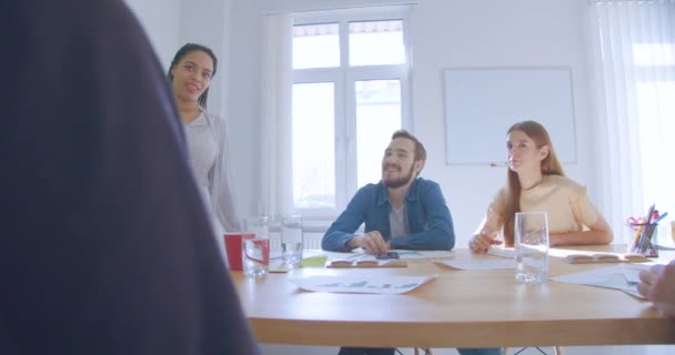 Afrikansk flicka med dreadlocks visar en presentation på kontoret fyra college talar skratt glädje framgång skämt konversation — Stockvideo