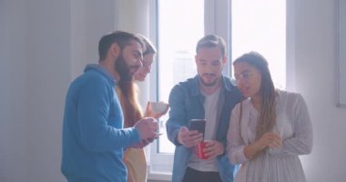 Ofisteki dört farklı ırktan meslektaşım kahve sohbetini bozdu akıllı telefon.