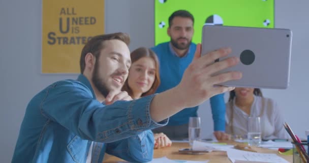 Fiatal kollégák napfényes irodai használata tabletta online hívás konferencia chromakey — Stock videók