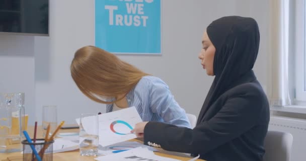 Cuatro diversos trabajos en la oficina cromakey negocio de papel negocios niñas gráficos mujeres hijab — Vídeos de Stock