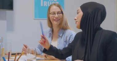 İş arkadaşları, ofis tesettürlü tartışma, iş dünyası başarılı kız.