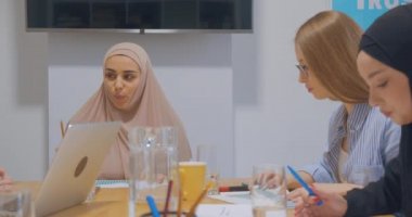 Ofisteki çeşitli bayan meslektaşlar tesettüre dayalı Asya iş planı hakkında görüştüler