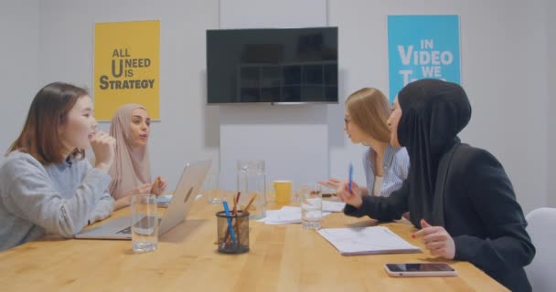 Cuatro diversos trabajos en la oficina cromakey negocio de papel negocios niñas gráficos coworking mujeres hijab risa feliz — Vídeos de Stock