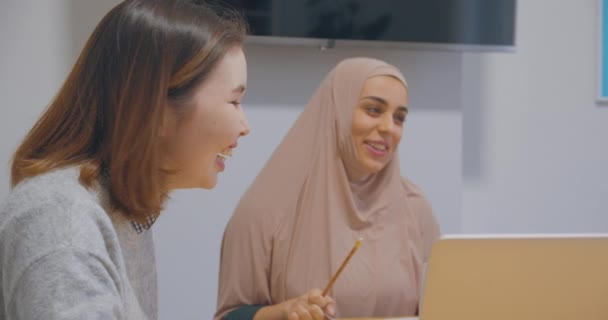 Diverse Kolleginnen im Büro sprechen über Hidschab asiatisches Lächeln lachende Witze — Stockvideo