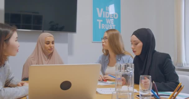 Diverse vrouwelijke collega 's op kantoor praat discussie hijab aziatische glimlach grappen — Stockvideo