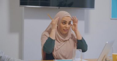 Ofisteki çeşitli bayan meslektaşlar tesettür Asya iş planı fikrini tartıştılar kadın gülüşü
