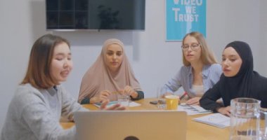 Kendine güvenen dört farklı ofis çalışanı kadın tesettür tartışması