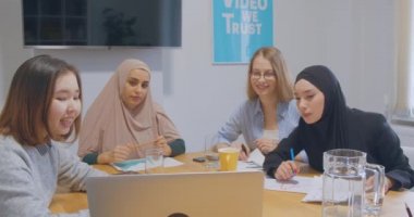 Dört kendine güvenen iş arkadaşı ofis kadınları tesettürlü iş planı