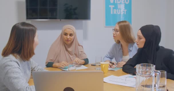 Quatro confiante alegre diversos colegas escritório mulheres hijab discussão plano de negócios rir sorriso piada — Vídeo de Stock