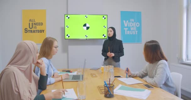 Quatro confiante alegre diversos colegas escritório mulheres hijab discussão plano de negócios apresentação cromakey seriedade — Vídeo de Stock