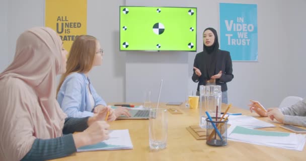 4人の自信に満ちた若い多様な陽気な同僚のオフィスの女性ヒジャーブディスカッションビジネスプランプレゼンテーションクロマキー — ストック動画