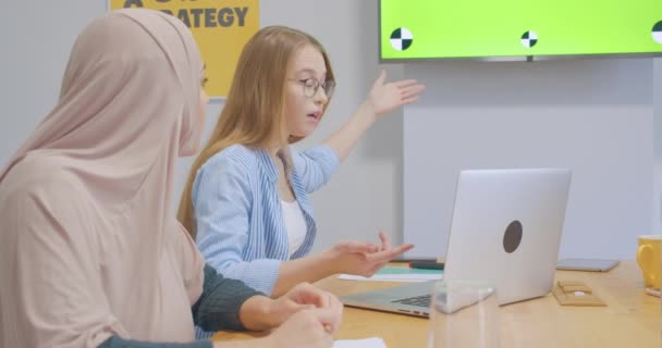 Quatro confiantes jovens diversos colegas alegres escritório mulheres hijab discussão plano de negócios apresentação chromakey laptop — Vídeo de Stock