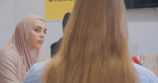 Close-up Quatro confiantes jovens diversos colegas alegres escritório mulher hijab discussão mulher — Vídeo de Stock