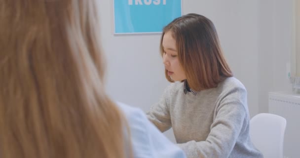 Close-up Asiatico fiducioso giovani diversi colleghi allegro ufficio donna discutendo donna — Video Stock