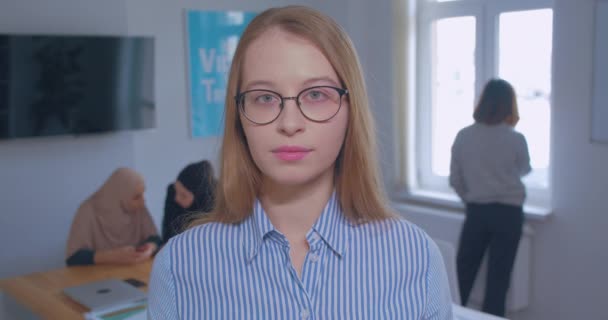 Portret jong mooi gelukkig blank blond kantoor bril achtergrond — Stockvideo