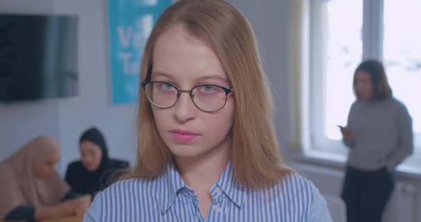 Retrato de una joven hermosa enojada caucásica rubia oficina gafas fondo — Vídeos de Stock