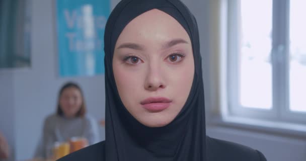 Närbild porträtt av en ung vacker kaukasiska flicka i hijab kontor bakgrund — Stockvideo