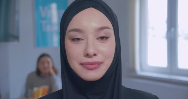 Närbild porträtt av en ung vacker skrattglädje Kaukasiska flicka i hijab kontor bakgrund — Stockvideo