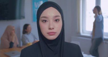 Tesettürlü, güzel, üzgün, beyaz bir kızın yakın plan portresi.