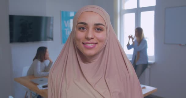 Close-up retrato de uma jovem bela menina muçulmana sorridente no escritório hijab fundo — Vídeo de Stock