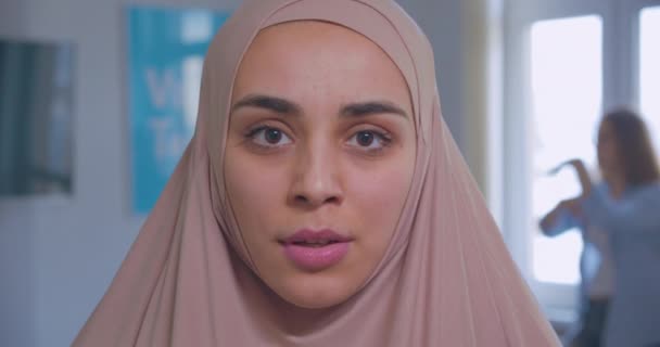 Close-up retrato de um jovem bonito grave irritado muçulmano menina no hijab escritório fundo — Vídeo de Stock