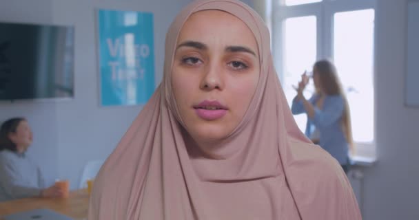 Close-up retrato de um jovem bonito modesto triste muçulmano menina no hijab escritório fundo — Vídeo de Stock