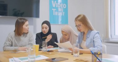 Kendine güvenen dört farklı kadın meslektaşı genç ofis grafikleri iş fikri planlıyorlar. Zafer tesettüre girdi.
