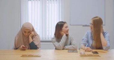 Üç ofis iletişimi molası meslektaşları akıllı telefon çeşitliliği kullanıyor.