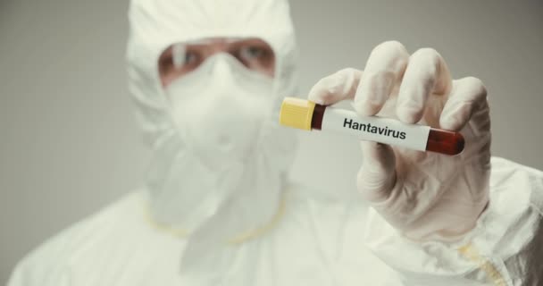Tudós laboratóriumi védőszemüveg kémcső koncepció Hanta vírus vérszürke háttér mutatja