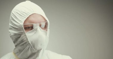 Bilim adamı laboratuar koruması gözlükleri test tüpü konsepti aşı ilacı kan grisi arka plan izleme görüntüsü