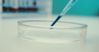 Yakın plan laboratuvar deney tüpü deney tüpü reaksiyonu. Eldivenli eldiven pipo arka planı.