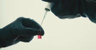 Yakın plan laboratuvar deney tüpü deney tüpü reaksiyonu şırınga eldivenli eller pipet iğnesi beyaz arka plan