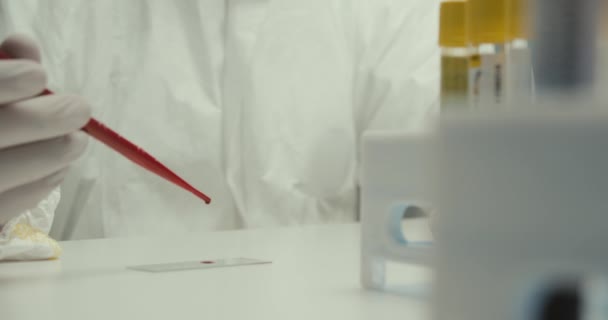 Gros plan Scientifique de laboratoire Assistant de laboratoire Gants Tubes à essai Réactifs viraux Recherche sur les vaccins Tests sanguins — Video