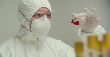 Laboratuvar bilim adamı asistanı eldiven test tüpleri boru virüsü ampul kırmızı reaksiyonlar aşı araştırma solunum maskesi karşılaştırması