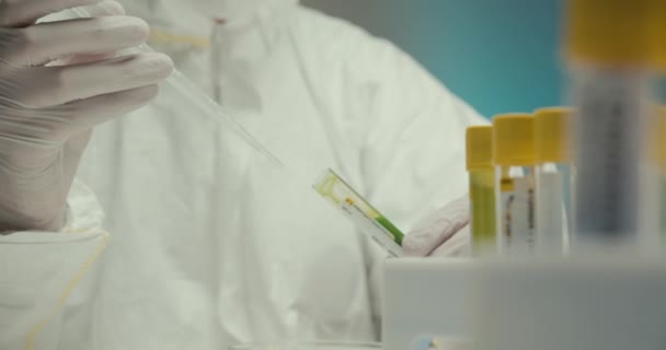 Close-up laboratoriumwetenschapper laboratoriumassistent handschoenen reageerbuizen pipetvirus reagentia vaccin onderzoek — Stockvideo