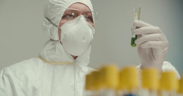 Gros plan scientifique de laboratoire assistant de laboratoire gants éprouvettes pipette virus réactifs vaccin recherche respirateur masque — Video