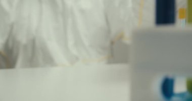 Laboratuvar bilim adamı asistanı eldiven test tüpleri boru virüsü ampul kırmızı reaksiyonlar aşı beyaz arka plan