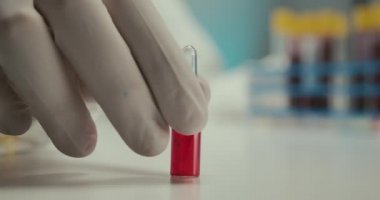 Laboratuvar bilim adamı asistanı eldiven test tüpleri boru virüsü ampul kırmızı reaksiyonlar aşı beyaz arka plan