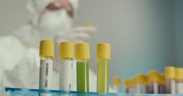 Close-up Laboratorio científico asistente de laboratorio guantes tubos de ensayo pipeta virus reactivos vacuna comparación experimento — Vídeo de stock