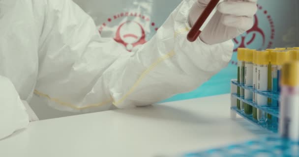 Close-up Laboratorio científico guantes protección tubos de ensayo pipeta virus reactivos comparación de vacunas experimento sangre infectada biopeligro fondo — Vídeos de Stock