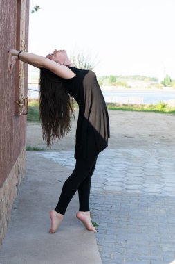 Uzun saçlı kız esniyor ve dans ediyor. Güzel vücutlu kadın.