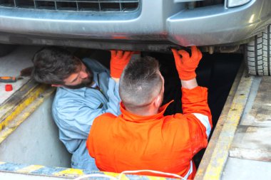 Garajda tamirci bir araba tamir ediyor. Hizmet ve bakım. Araba tamiri. Bir araba tamir et.