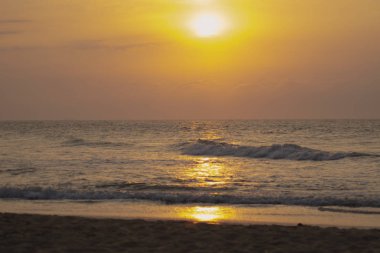Denizde gün batımı doğa arka planında