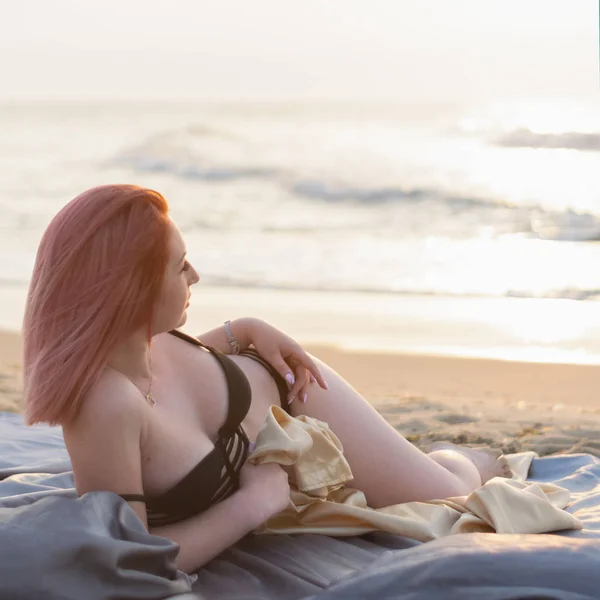 Νεαρή Σέξι Γυναίκα Ροζ Μαλλιά Μια Παραλία Μαύρο Μαγιό — Φωτογραφία Αρχείου