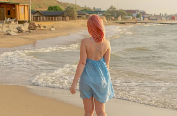 Γυναίκα Φόρεμα Ροζ Μαλλιά Στη Θάλασσα Φόντο — Φωτογραφία Αρχείου
