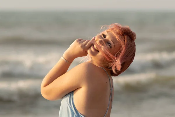 Γυναίκα Φόρεμα Ροζ Μαλλιά Ποζάρουν Στο Φόντο Της Θάλασσας — Φωτογραφία Αρχείου