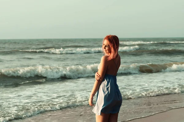 Deniz Arka Planında Pembe Saçlı Bir Kadın Poz Veriyor — Stok fotoğraf