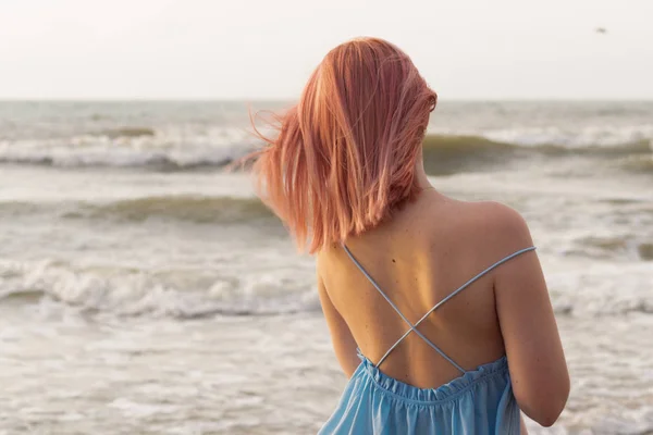 Kvinna Klänning Med Rosa Hår Poserar Havet Bakgrund — Stockfoto